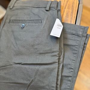 Gap | Men’s Slim Fit Khakis (33x28) - Soft Black